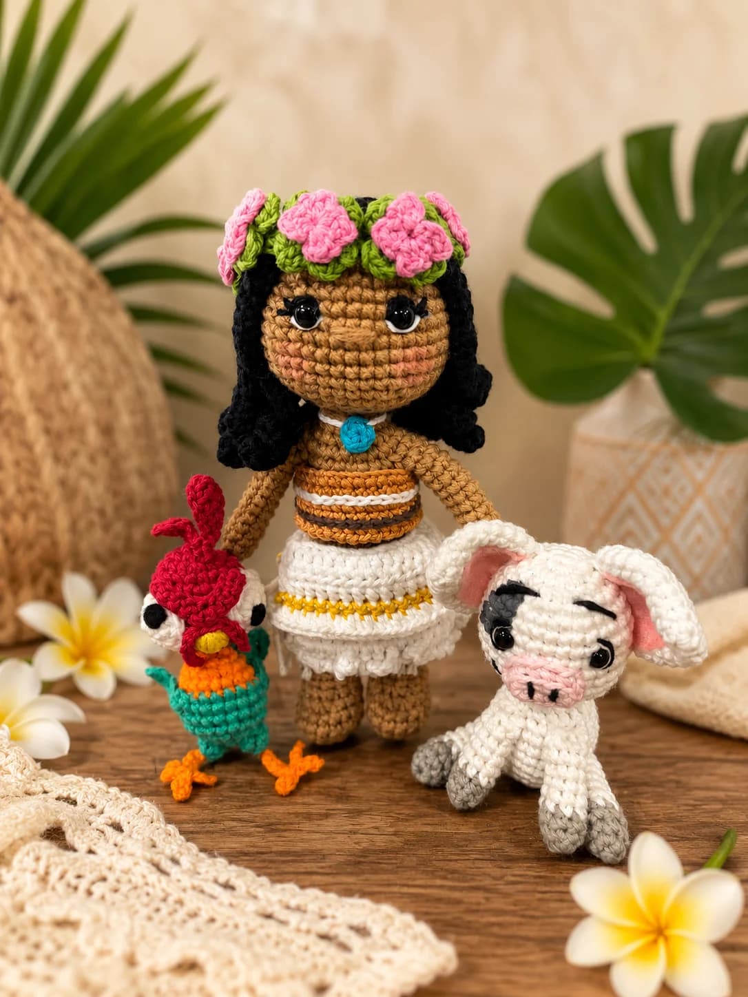Moana, cerdo y gallo.